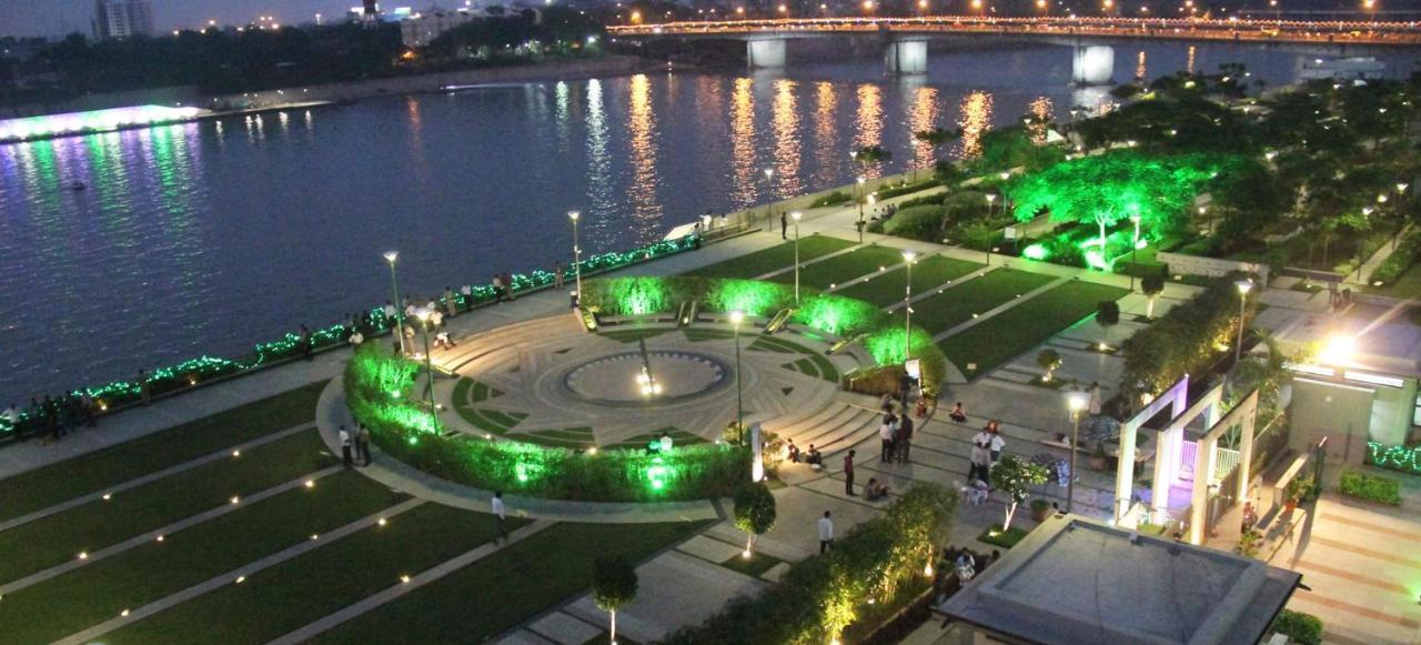 Holiday Inn Express Ahmedabad Prahlad Nagar By Ihg Exteriör bild