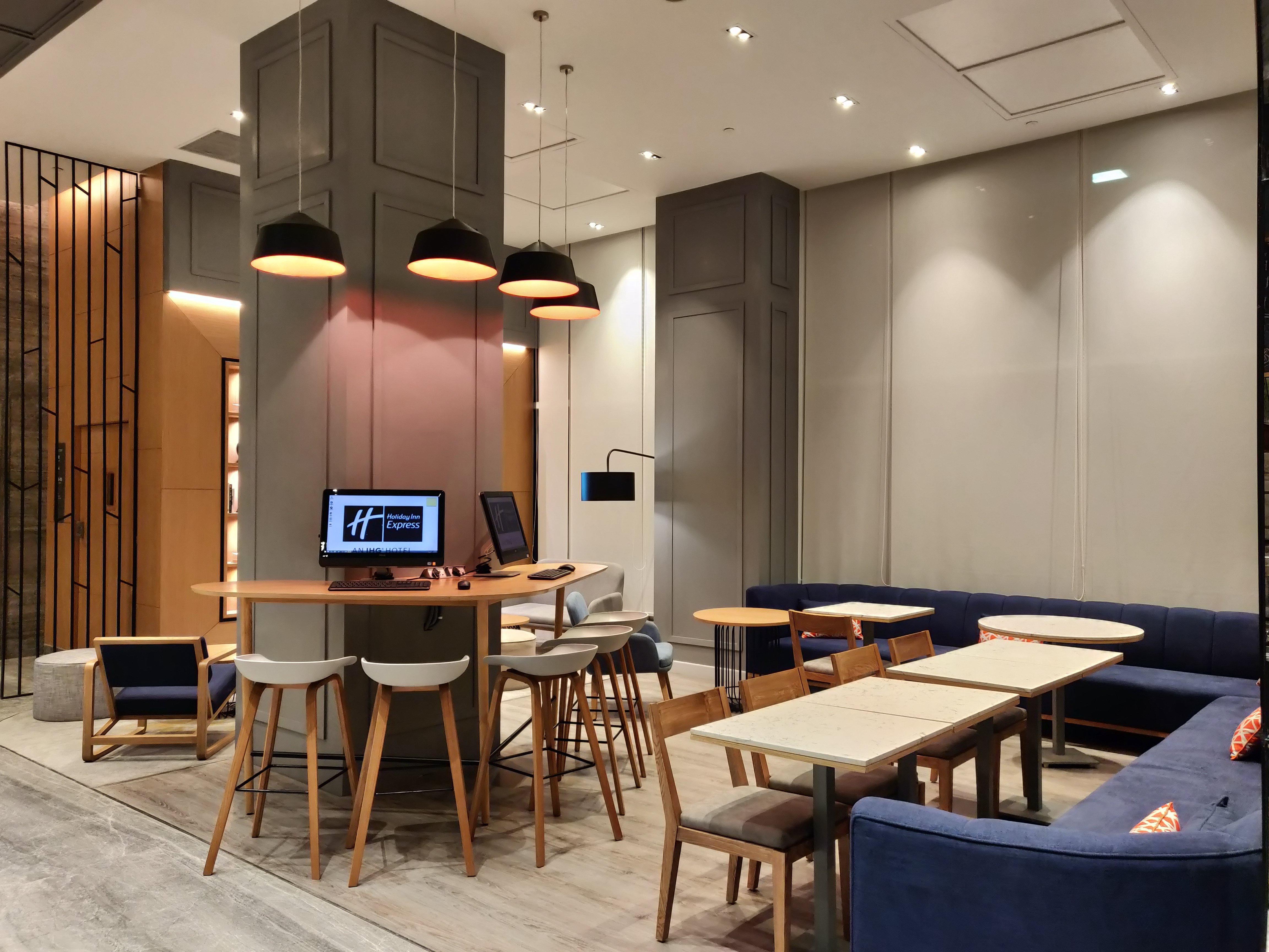 Holiday Inn Express Ahmedabad Prahlad Nagar By Ihg Exteriör bild