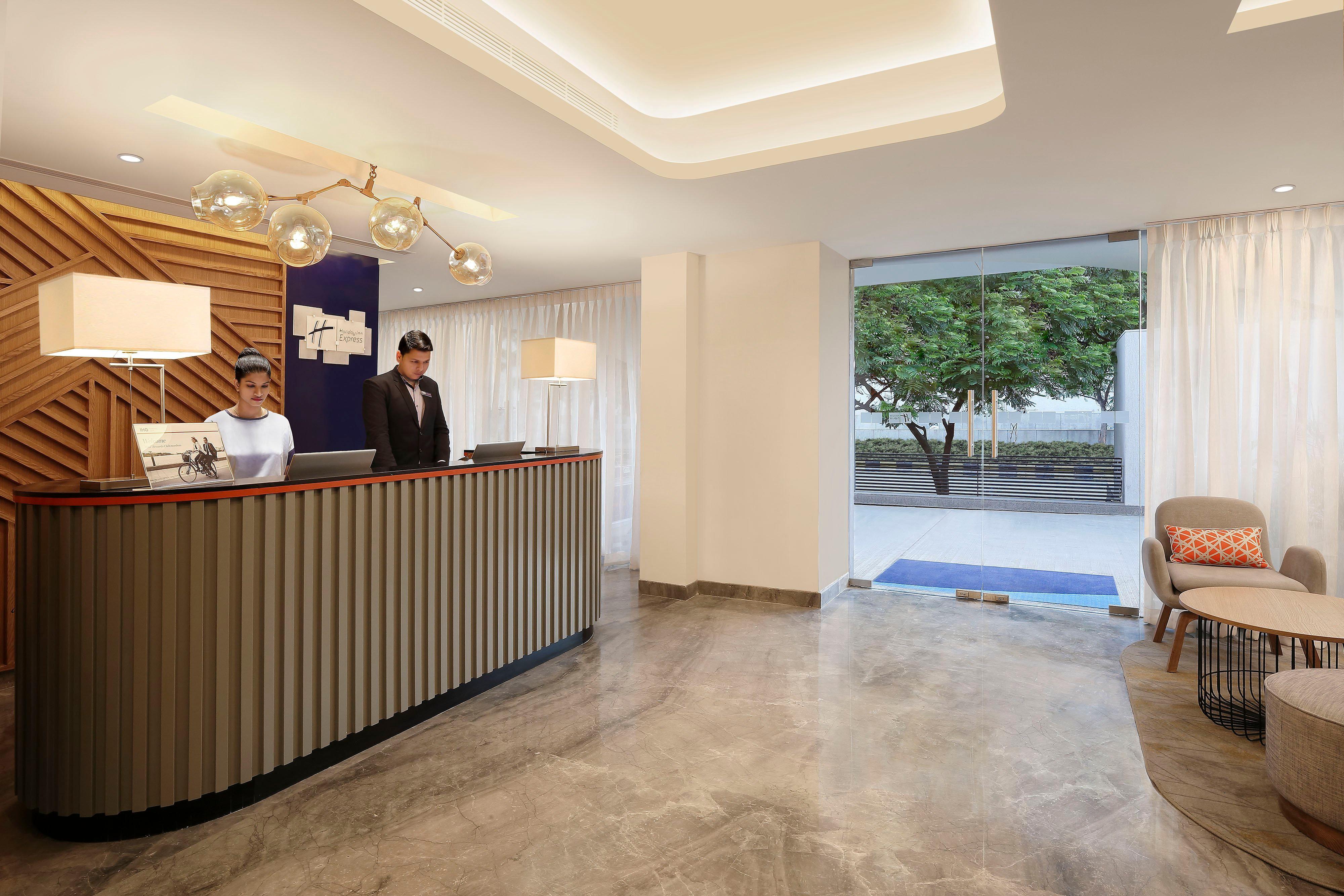 Holiday Inn Express Ahmedabad Prahlad Nagar By Ihg Exteriör bild