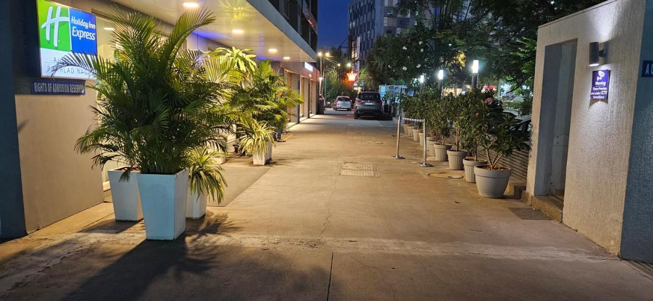 Holiday Inn Express Ahmedabad Prahlad Nagar By Ihg Exteriör bild