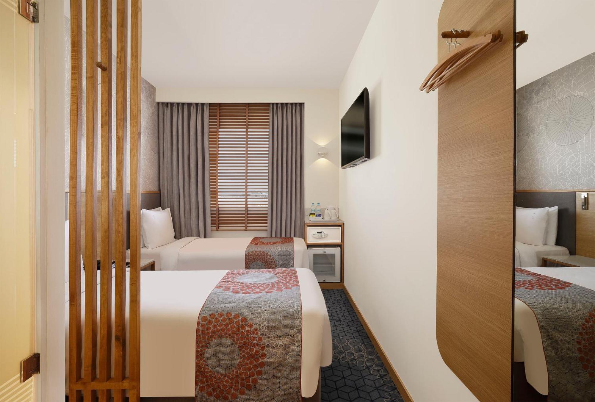 Holiday Inn Express Ahmedabad Prahlad Nagar By Ihg Exteriör bild