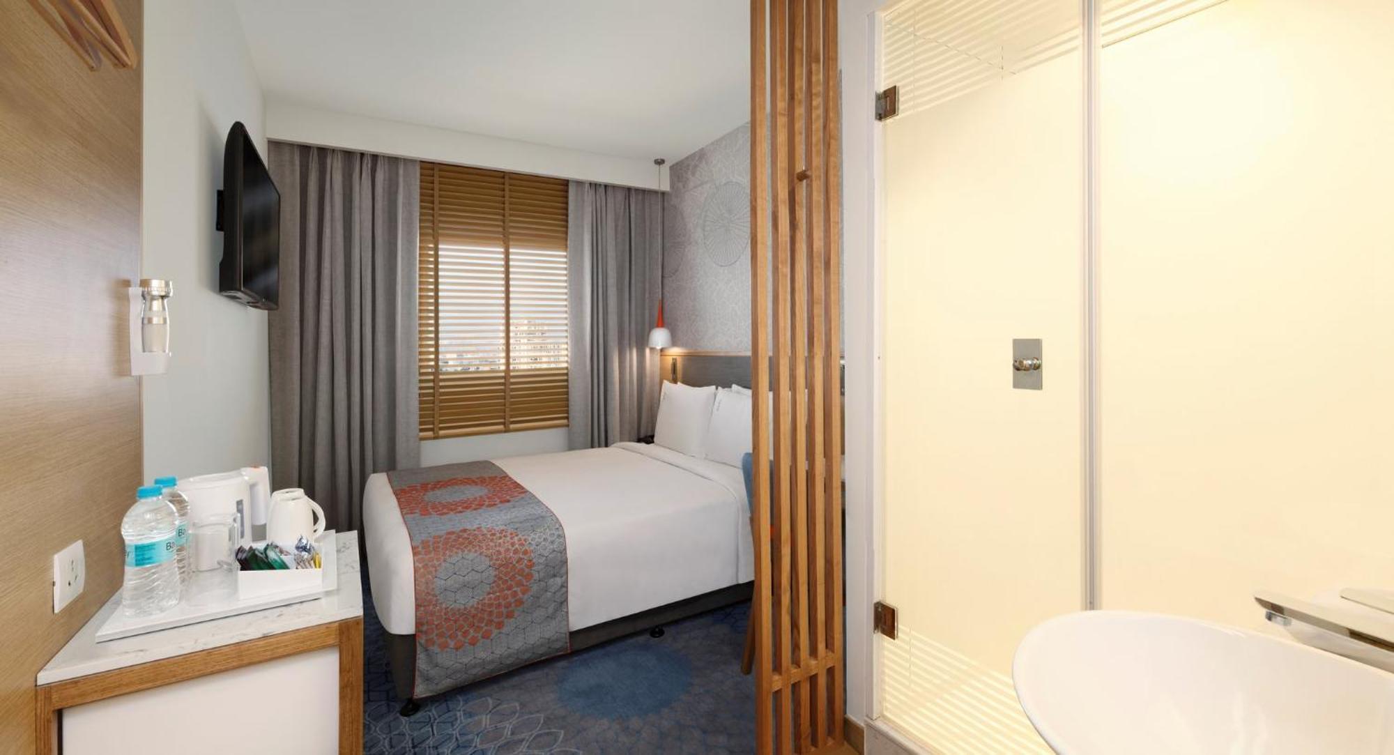 Holiday Inn Express Ahmedabad Prahlad Nagar By Ihg Exteriör bild