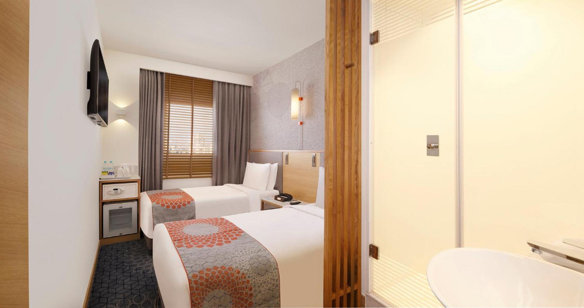 Holiday Inn Express Ahmedabad Prahlad Nagar By Ihg Exteriör bild
