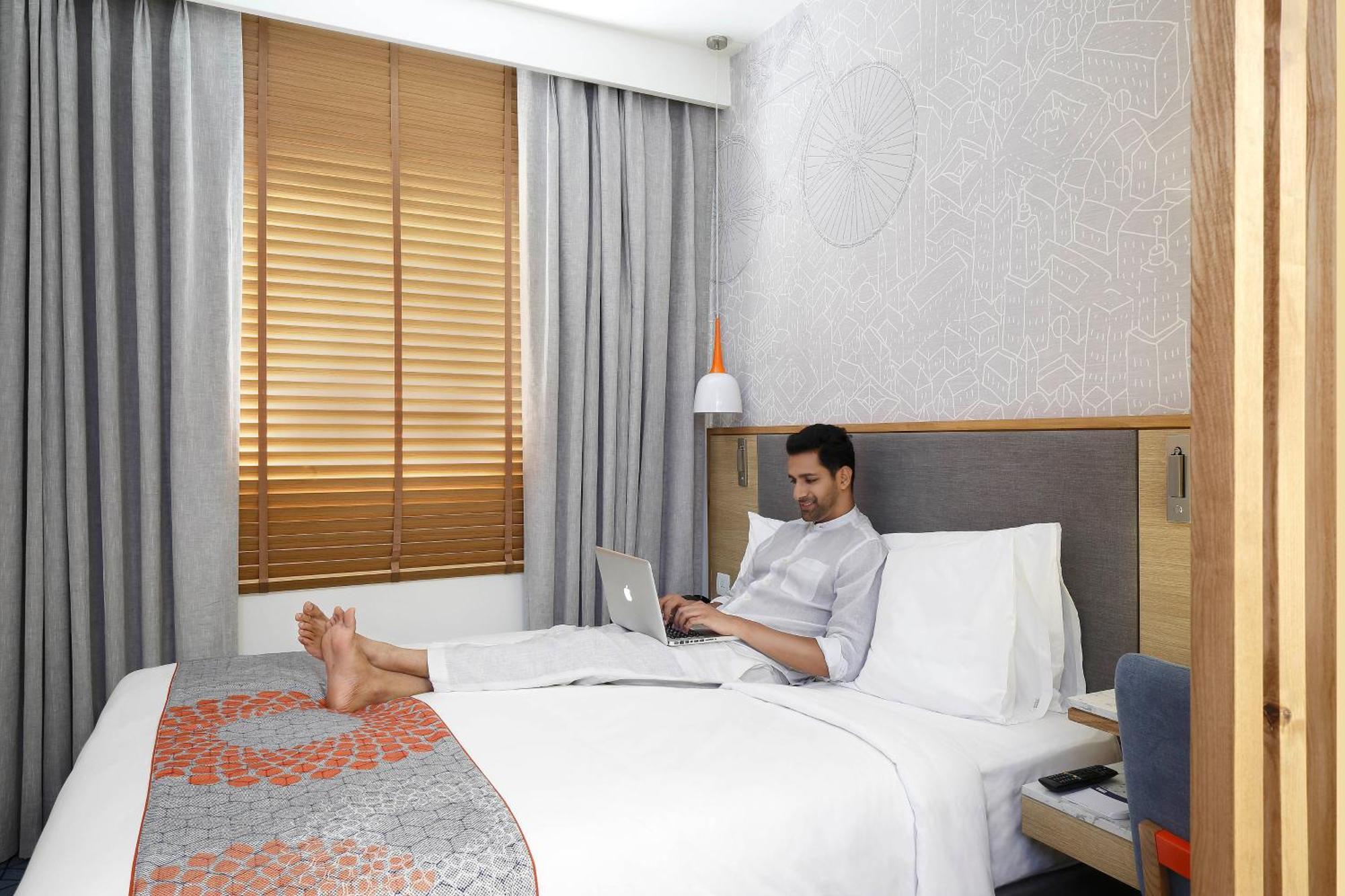 Holiday Inn Express Ahmedabad Prahlad Nagar By Ihg Exteriör bild